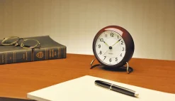 AJ Station bordur bordeaux/hvid, Ø 11 cm, alarm>Arne Jacobsen Clocks Discount