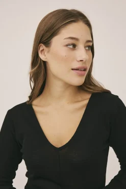 Cilla 16 V-halset bluse - 100% merino wool RWS><noscript><img width=