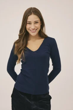 Dame Magasin du Nord Collection Cilla 16 V-halset bluse - 100% merino wool RWS