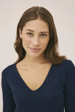 Dame Magasin du Nord Collection Cilla 16 V-halset bluse - 100% merino wool RWS