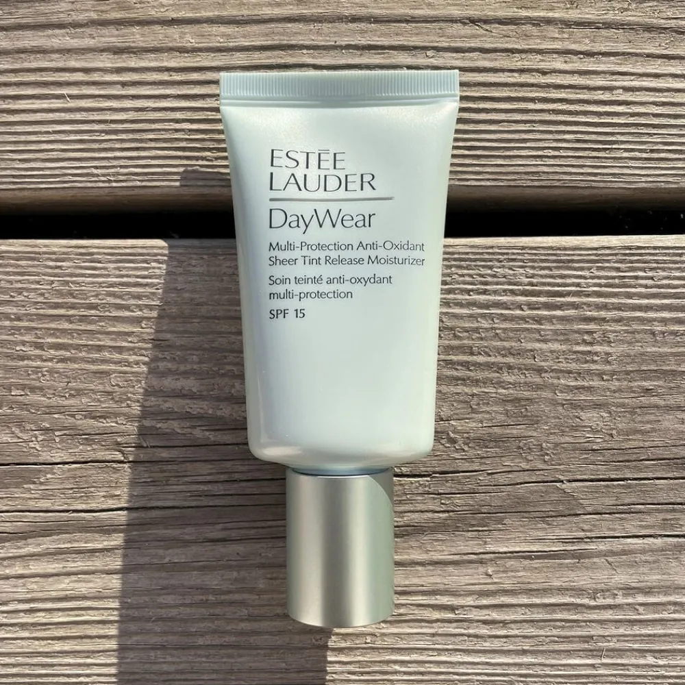 Estée Lauder DayWear Sheer Tinted Moisturizer SPF 15 No color Discount