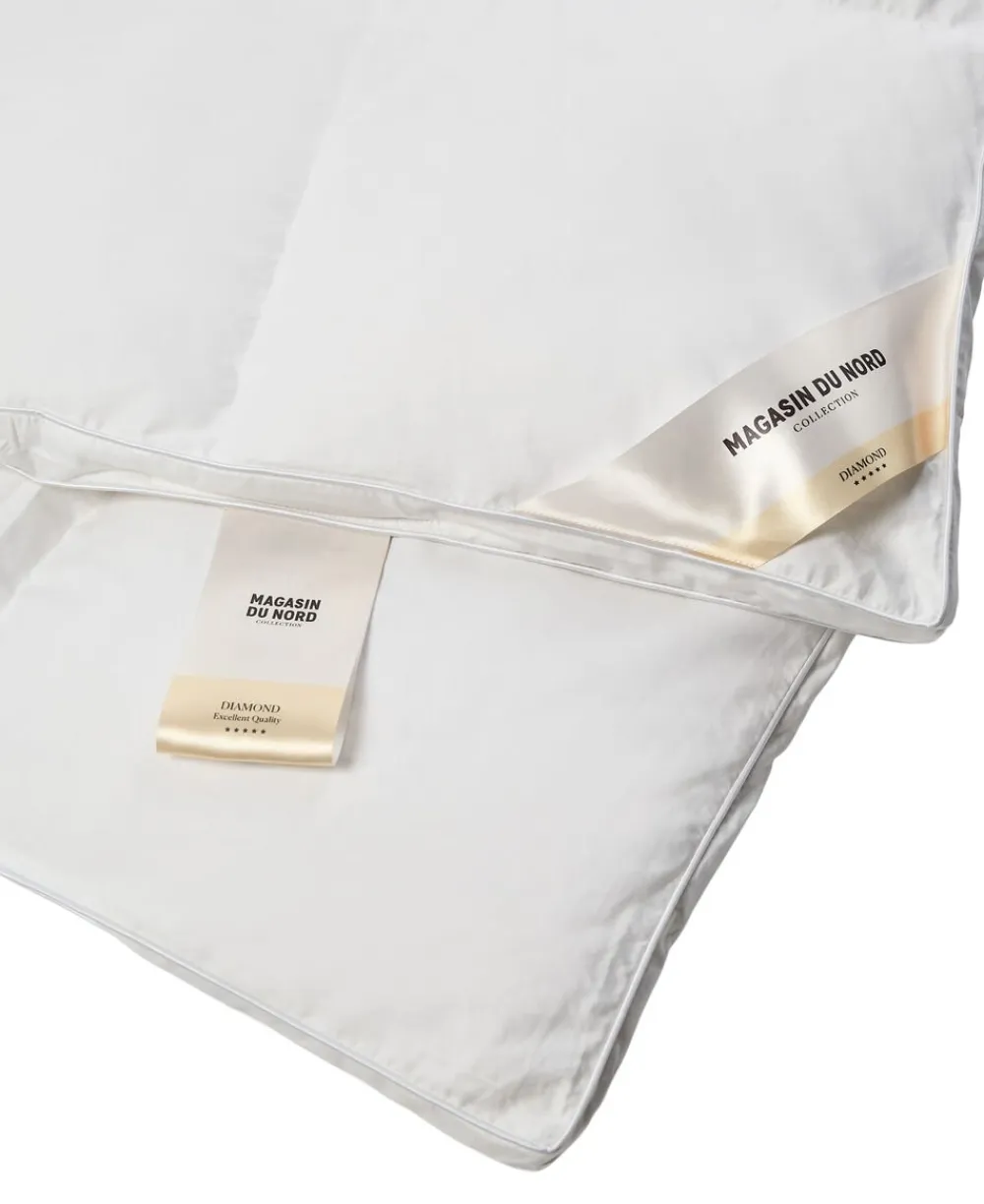 Diamant Gåsedunsdyne - Let 140x220 cm.>Magasin du Nord Collection Online