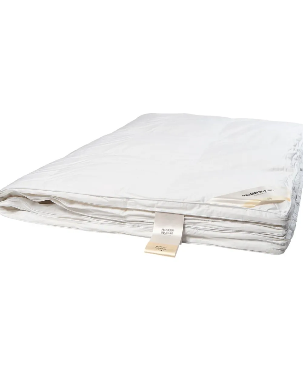 Diamant Gåsedunsdyne - Let 140x220 cm.>Magasin du Nord Collection Online