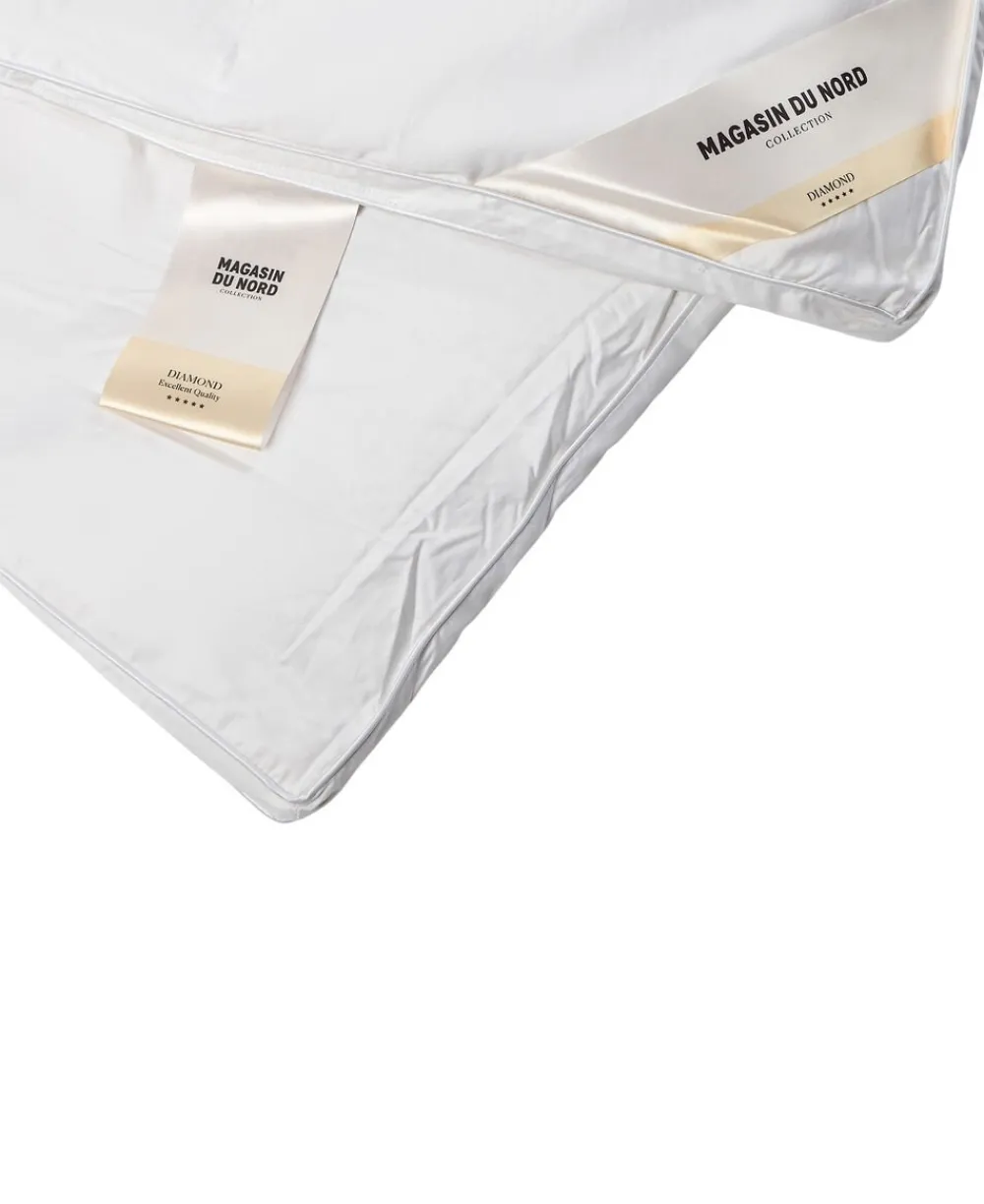 Diamant Gåsedunsdyne - Let 140x220 cm.>Magasin du Nord Collection Online