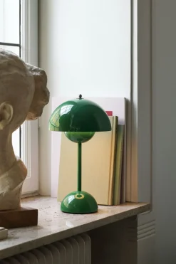 &Tradition Flowerpot Portable Lamp VP9, Magnetic Charger Signal green