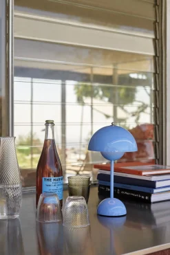 &Tradition Flowerpot Portable Lamp VP9, Magnetic Charger Swim blue Sale