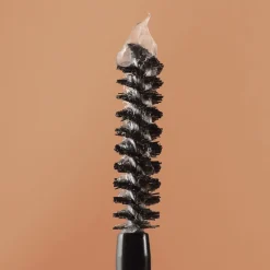FLUFF & FIX BROW WAX - Teksturerende og fikserende øjenbrynsvoks><noscript><img width=