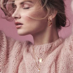 Hoops, Flora><noscript><img width=