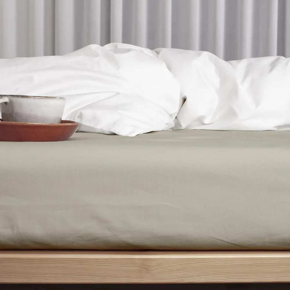 Night & Day Økologisk boxlagen, percale - GOTS, Sand Outlet