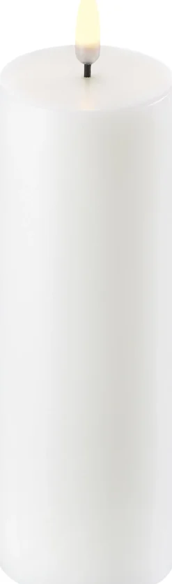 Uyuni LED Pillar Candle - Nordic White - 5,8 x 15 cm