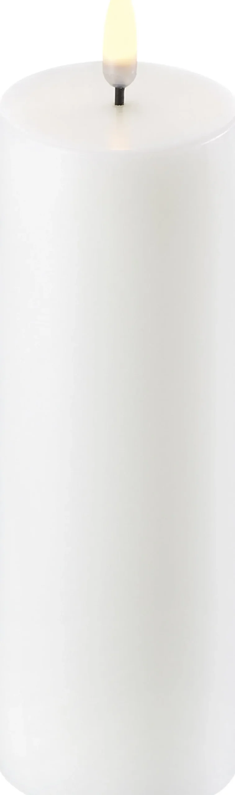 Uyuni LED Pillar Candle - Nordic White - 5,8 x 15 cm