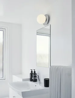 Nuura Liila 1 Medium IP44, light silver / opal