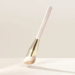 RARE BEAUTY Liquid Touch - Foundation Brush Hot