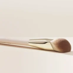 RARE BEAUTY Liquid Touch - Foundation Brush Hot