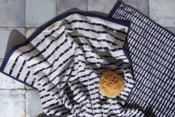 Juna Nuance Håndklæde 70x140 cm mørk blå/hvid