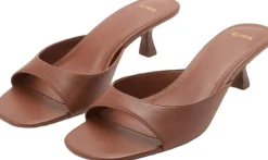 Patent leather effect heeled sandal>MANGO Hot