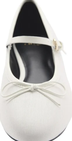 SHOES. -- CASSIE><noscript><img width=