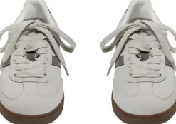 Sneaker><noscript><img width=