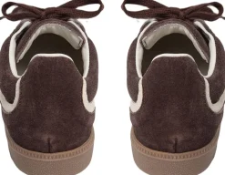 Sneaker><noscript><img width=