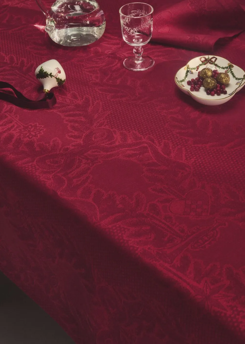 Royal Copenhagen Stjerne Riflet Jul dug, rød, 145 x 270 cm