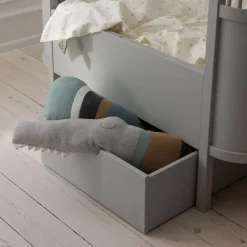 Strikket pude, Sleepy Croc, dusty blue mix>Sebra Discount