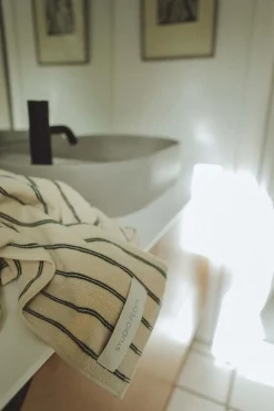 UNA TOWELL><noscript><img width=